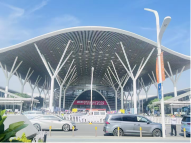 2025CHINAPLS深圳国际橡塑展                     FUDL六模高速旋转吹塑机展会现场第一天 ”